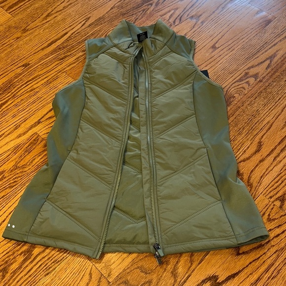 NWT Avia Woman’s Olive Leaves Vest Size S (4-6) - Picture 1 of 6